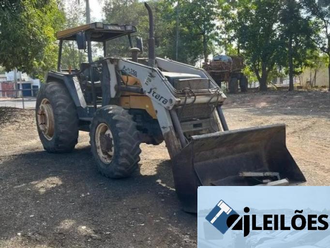 TRATOR AGRÍCOLA VALTRA 985 4x4 2002